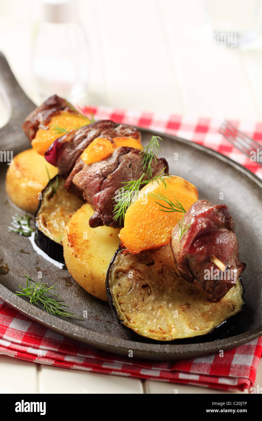 Rindfleisch-Schaschlik mit gerösteten Kartoffeln und Auberginen Stockfoto