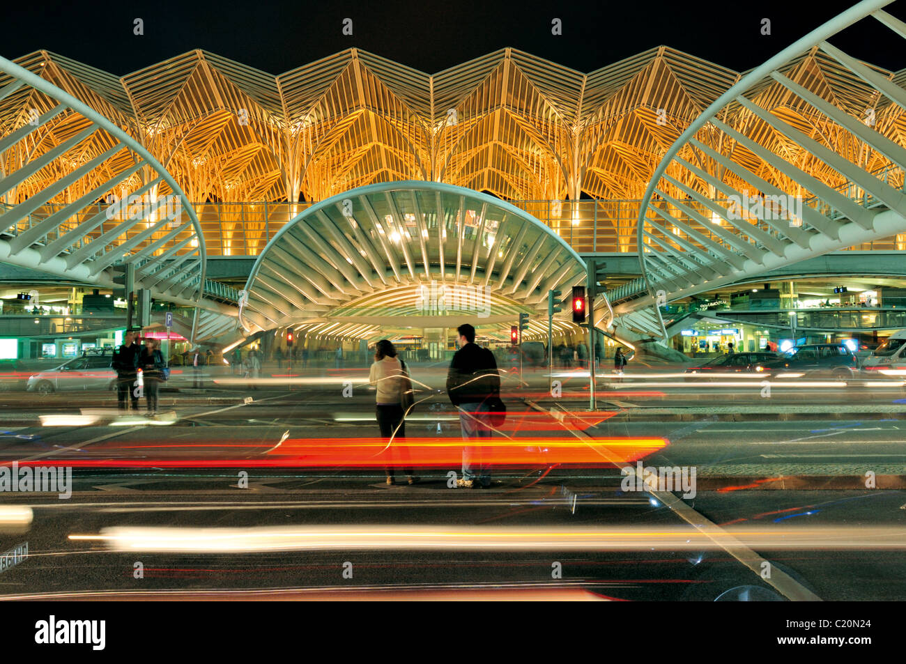 Portugal, Lissabon: Nächtlich beleuchteten Bahnhof Garé do Oriente Stockfoto