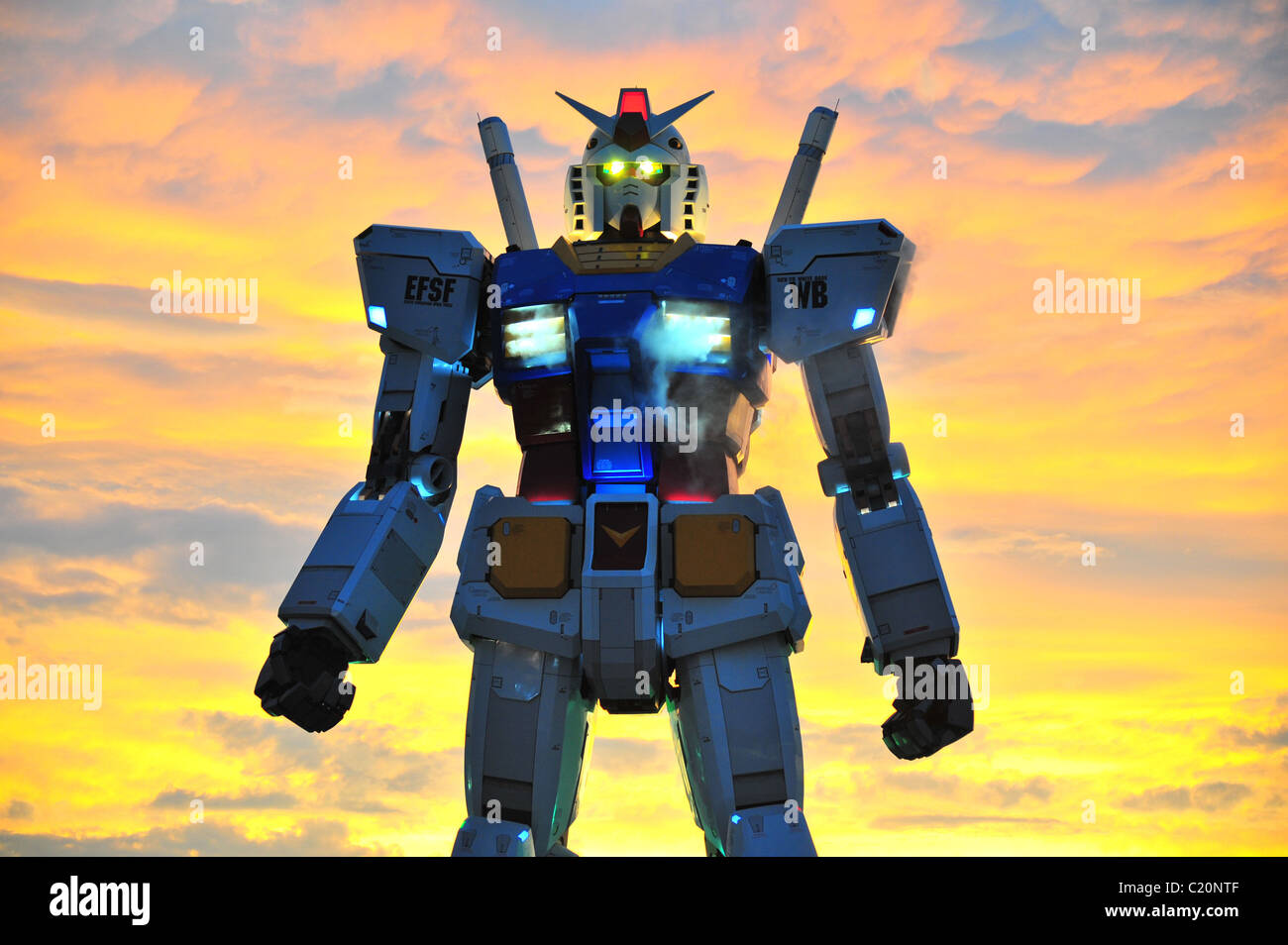 Riesige Roboter Türme über Tokio, feiere das 30. Jubiläum des Mobile Suit Gundam Anime, eine riesige Gundam Roboter statue Stockfoto