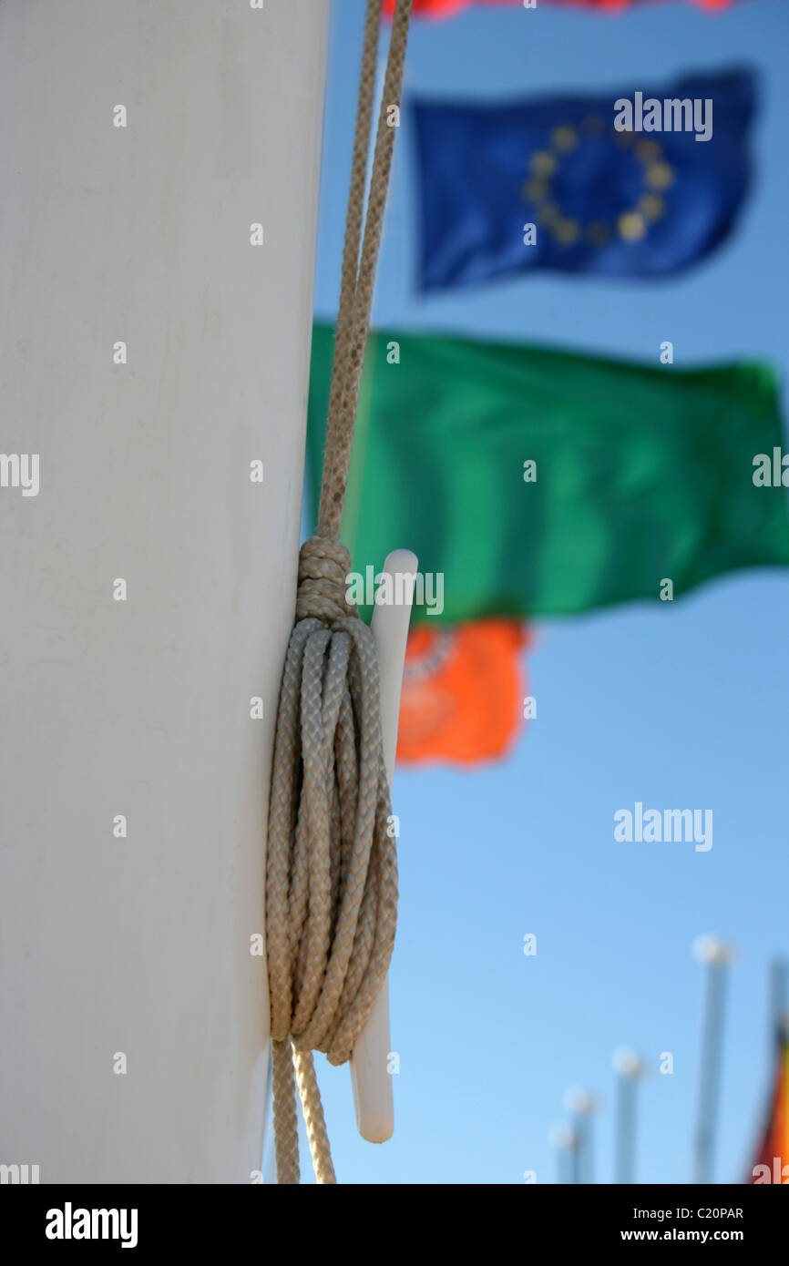 Knoten am Fahnenmast, am Meer Stockfotografie - Alamy