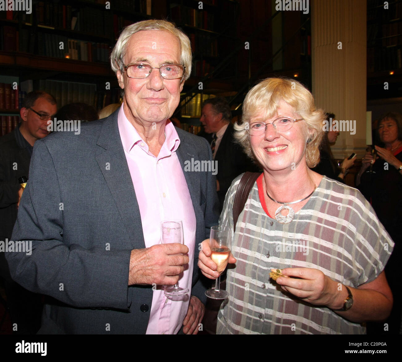 Barry Norman und Anne Strathie The Times Cheltenham Literature Festival 60. Jubiläums-Start an der London Library London, Stockfoto