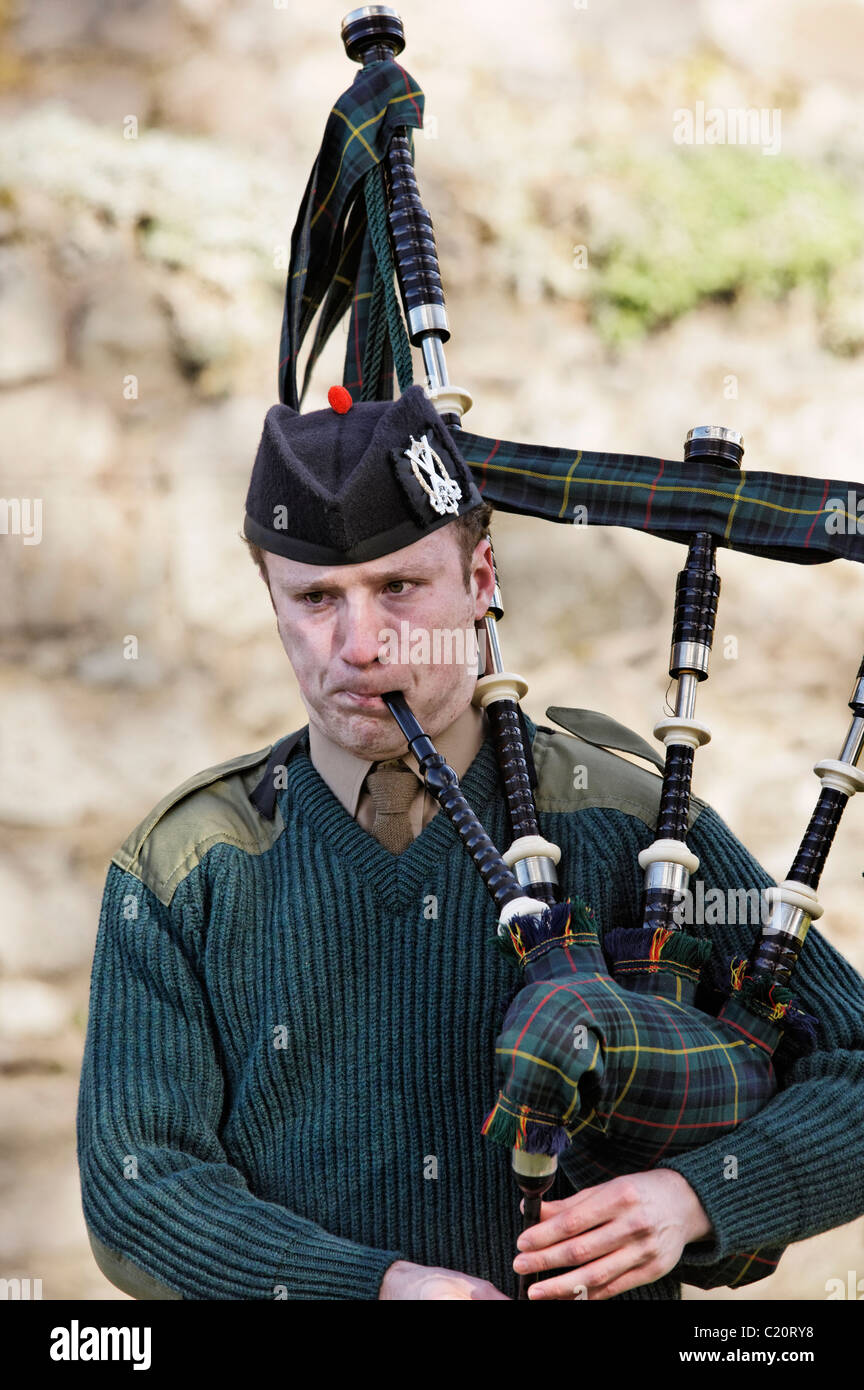 Ein Mitglied von der British Army Officer Training Corps (OTC) Dudelsack in einem Solo Piping-Wettbewerb. Stockfoto