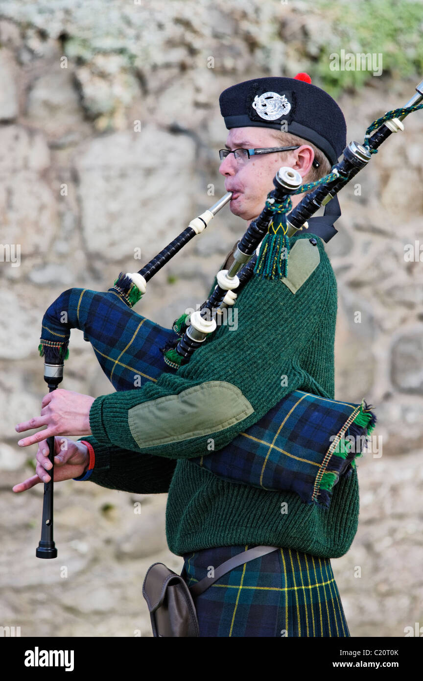 Ein Mitglied von der British Army Officer Training Corps (OTC) Dudelsack in einem Solo Piping-Wettbewerb. Stockfoto