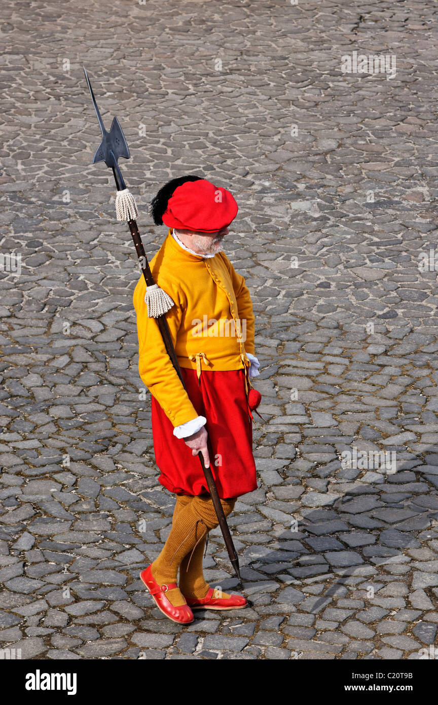 Begleiter auf Stirling Castle in historische Kostüme gekleidet und trägt einen langen Hecht. Schottland, Großbritannien Stockfoto