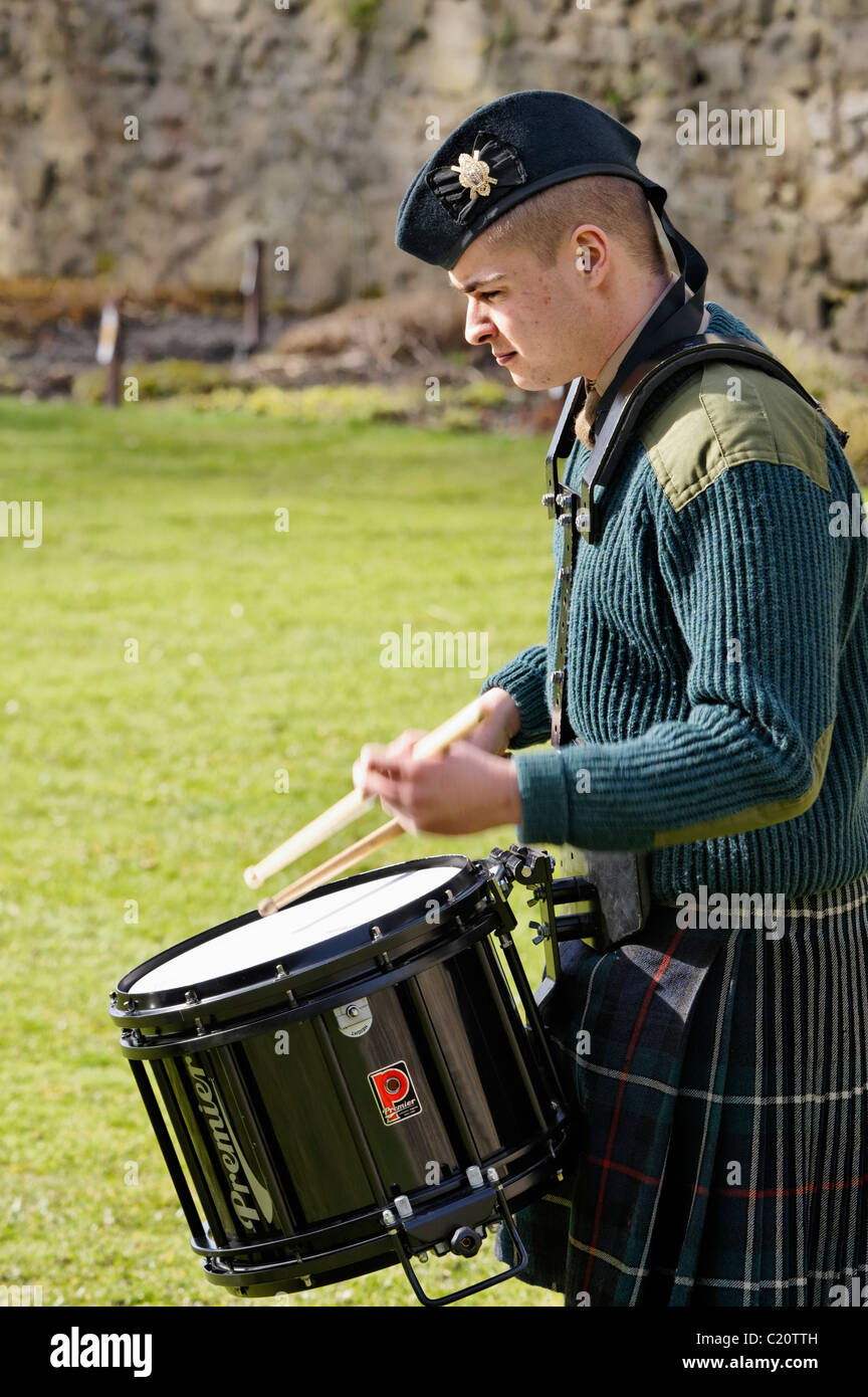 Eine Seite Schlagzeuger der britischen Arm Officer Training Corps(OTC) spielen seine Trommel in Stirling Castle, Scotland, UK Stockfoto