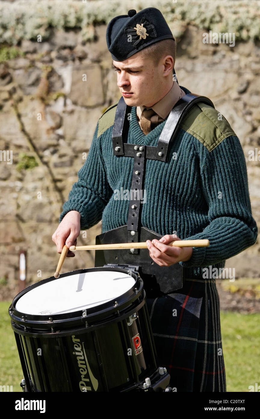Eine Seite Schlagzeuger der britischen Arm Officer Training Corps(OTC) spielen seine Trommel in Stirling Castle, Scotland, UK Stockfoto