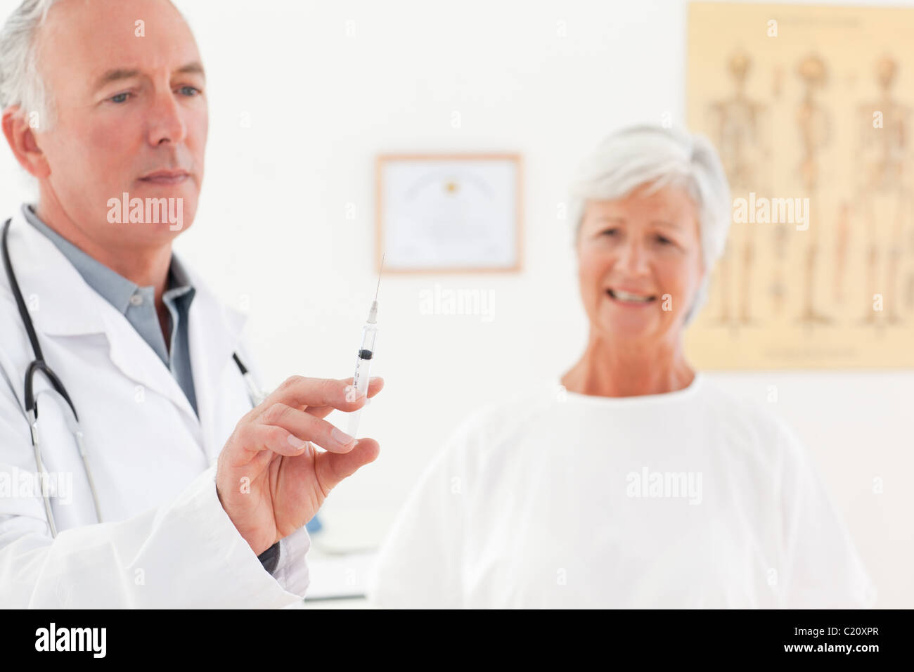 Leitender Arzt mit Spritzen Stockfoto