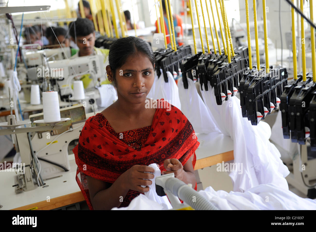 Indien, Tamil Nadu, Tirupur, Frauen in Fair-Trade-Textil-Fabrik, Herstellung von Kleidung und Bekleidung für den Export arbeiten Stockfoto