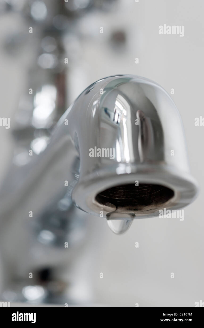 Tropfenden Wasserhahn in einem Privatbad Stockfoto