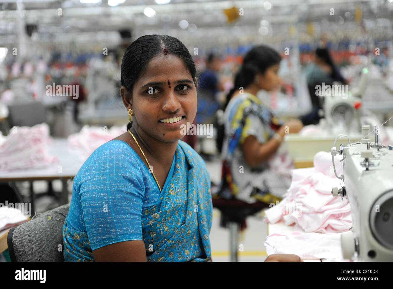 Indien, Tamil Nadu, Tirupur, Frauen in Fair-Trade-Textil-Fabrik, Herstellung von Kleidung und Bekleidung für den Export arbeiten Stockfoto