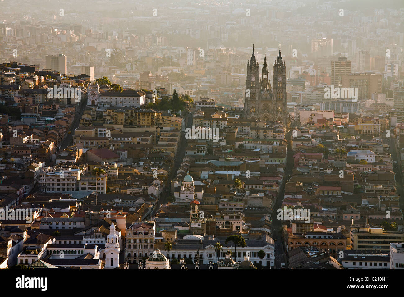 Sonnenaufgang auf der La Basilica Del Voto Nacional in Quito, Ecuador Stockfoto