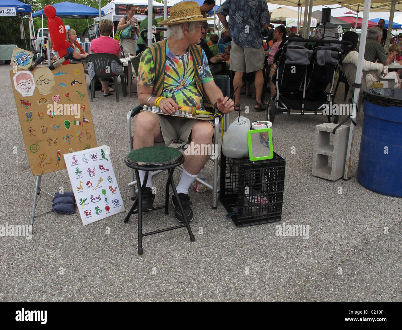 Gesicht malen Künstler warten für einen Kunden auf einem Bauernmarkt in Austin, Texas Stockfoto