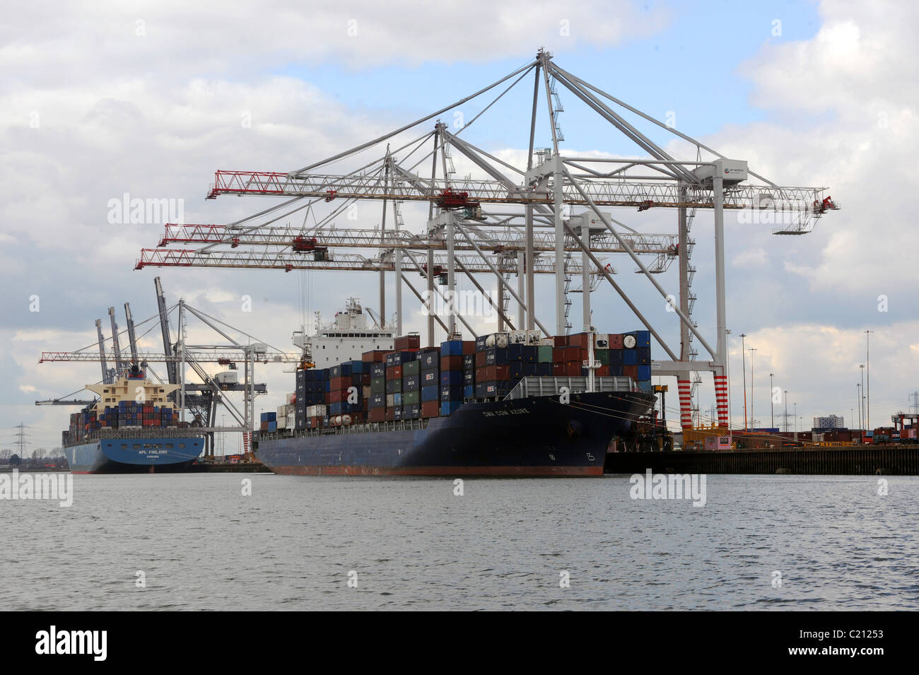 Eine große maritime Container-Hafen für den Import und Export von Handelsgütern für Einzelhandel, Verbraucher und Industrie. Stockfoto