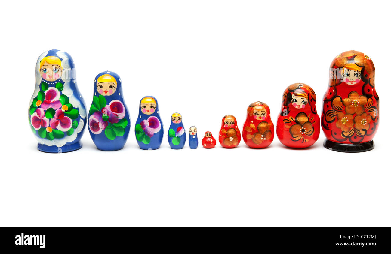 Russische Verschachtelung Puppen stehen in einer Reihe auf einem weißen Hintergrund Stockfoto