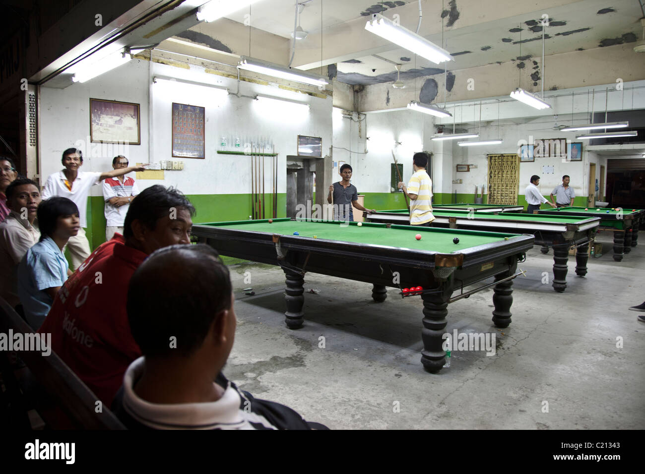 Malaysier Billard / snooker in einem Geschäft mit Publikum von der Straße, Sabah, Malaysia Stockfoto