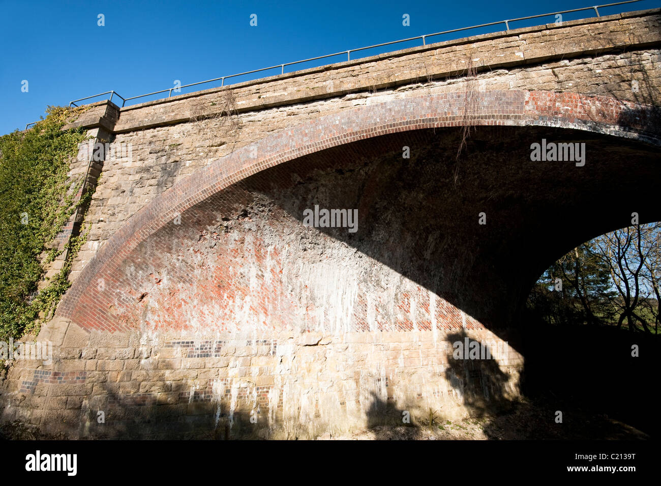 Swindon - Gloucester Skew Eisenbahnbrücke über die Themse und Severn Kanal, Gloucestershire, England, Vereinigtes Königreich Stockfoto