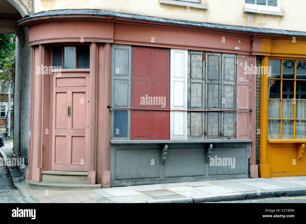 Georgische Shop mit Fensterläden und abgerundete vordere Tür Bermondsey Street London England UK Stockfoto