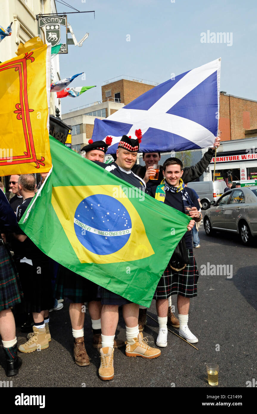 Schottische Fußball-Fans tragen Kilts und halten Flaggen Schottland vs. Brasilien entsprechen Holloway Road Islington London England UK Stockfoto