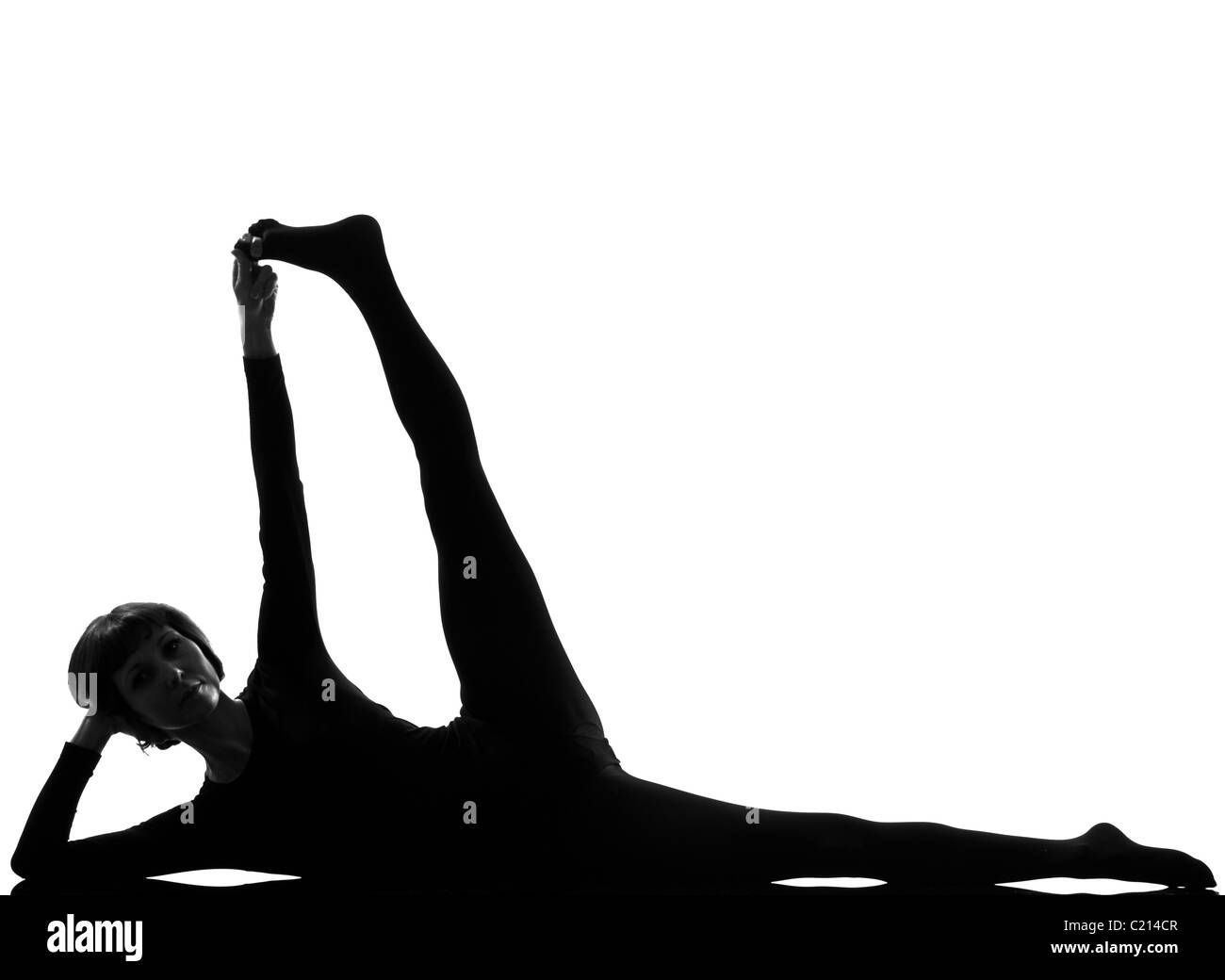 Frau schläft Vishnu Yoga Pose Yoga pose Haltung Position im Silouhette auf Studio weißen Hintergrund Seite liegend Bein heben Stockfoto