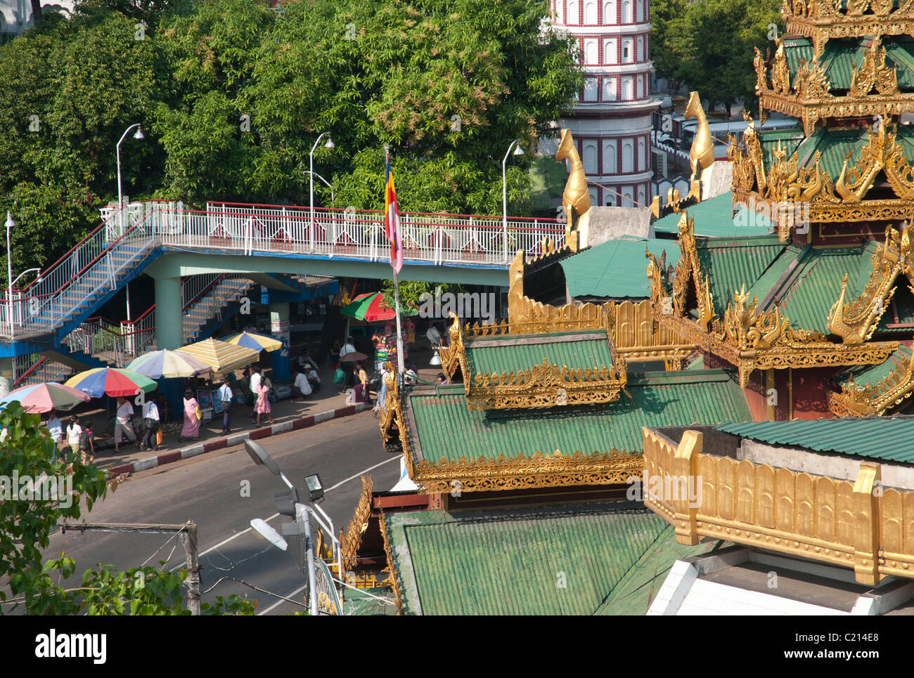 Detail der Sule Pagode Dächer mit Brücke und Straße. Yangon. Myanmar Stockfoto