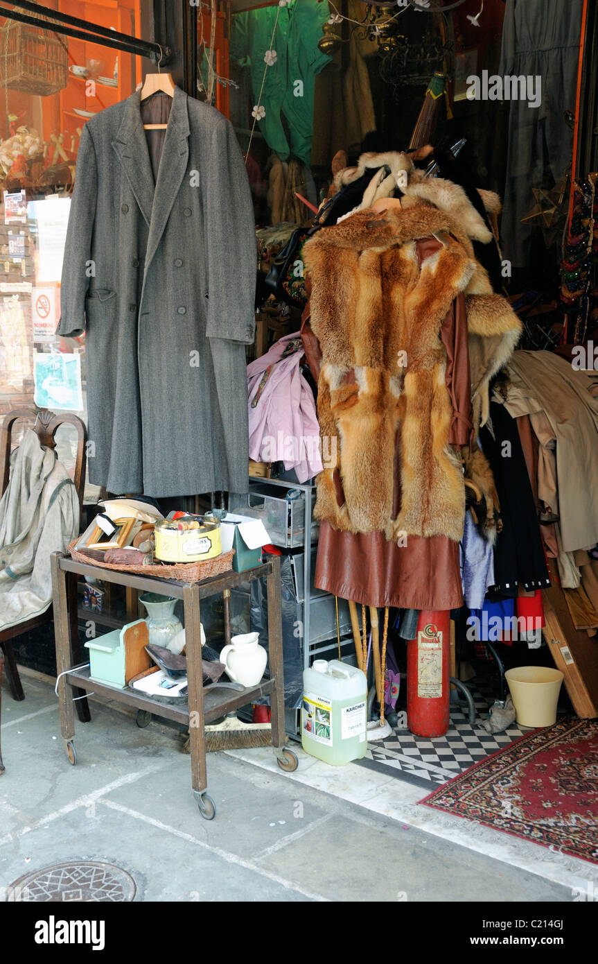 Alte oder Vintage Kleidung einschließlich Pelz Stücke hängen vor einem Geschäft direkt an der Kapelle Markt Islington London England UK Stockfoto