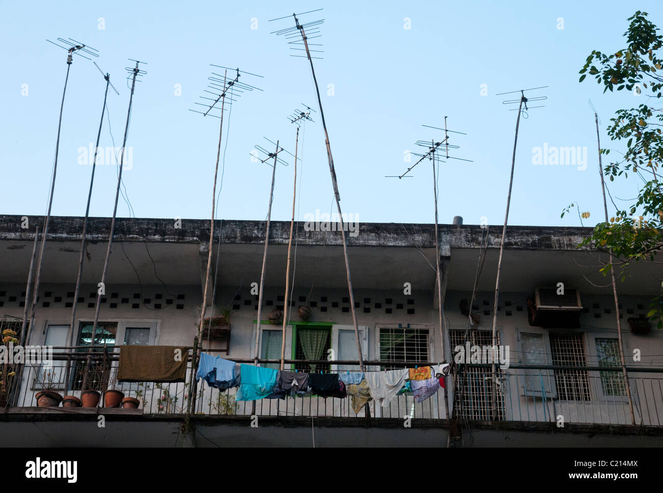 einzelnen Fernsehantennen auf Holzstangen. Yangon. Myanmar Stockfoto