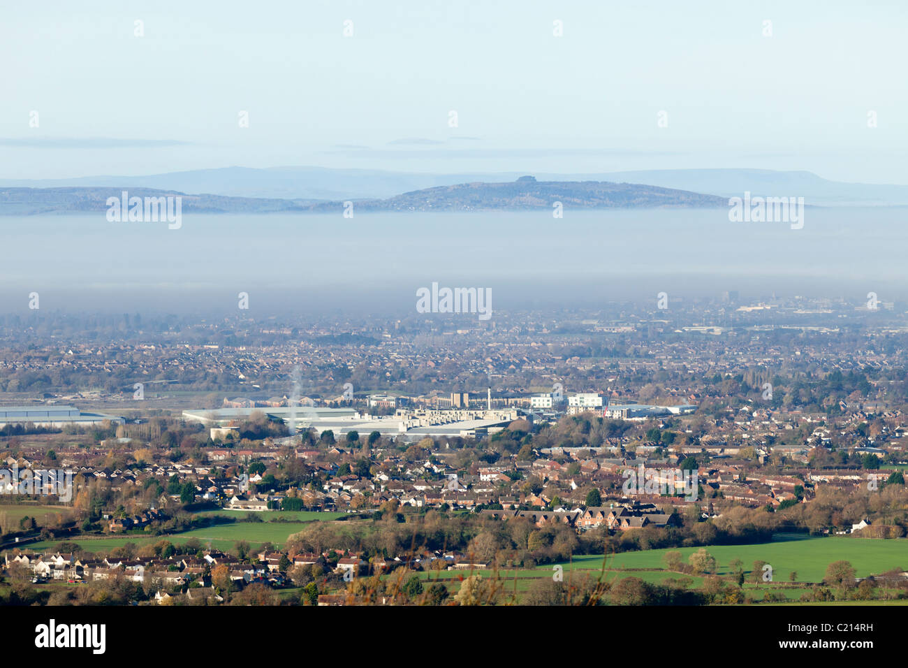 Herbstmorgen Nebel liegen zwischen Mai Hill und Brockworth über der Stadt von Gloucester, Gloucestershire, England, UK Stockfoto