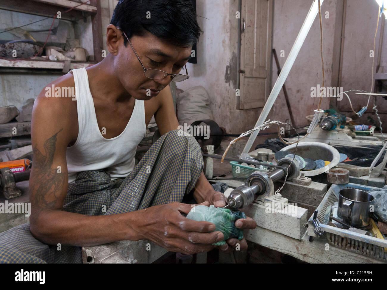 Mann schnitzen ein jade Stein in Werkstatt. Yangon. Myanmar Stockfoto