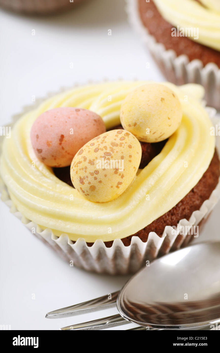 frisch gebackene Oster-Cupcakes mit Vanille Vereisung und Schokoladeneier Stockfoto