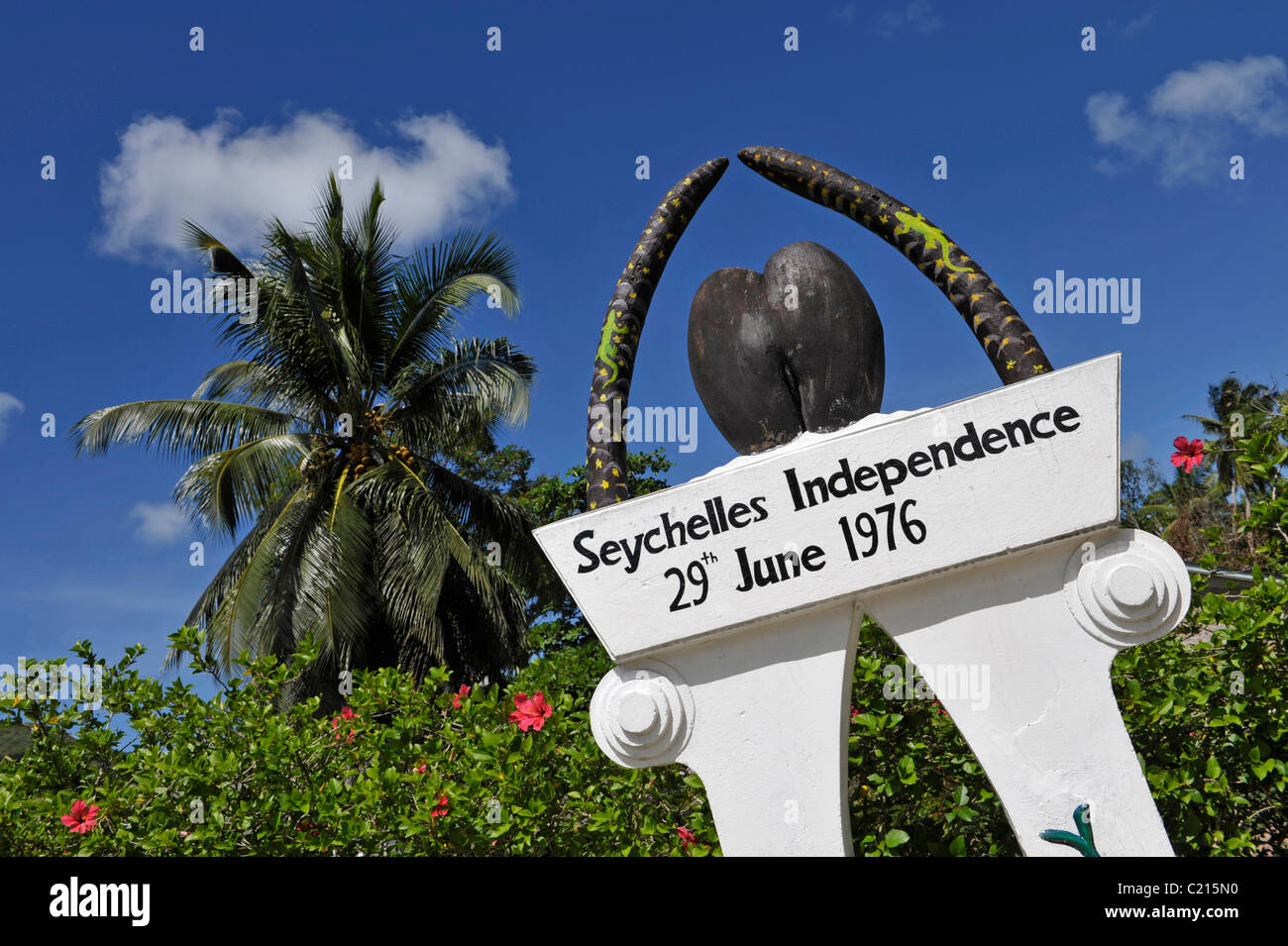 Monument der Unabhängigkeit am Grand Anse, Praslin Island, Seychellen Stockfoto