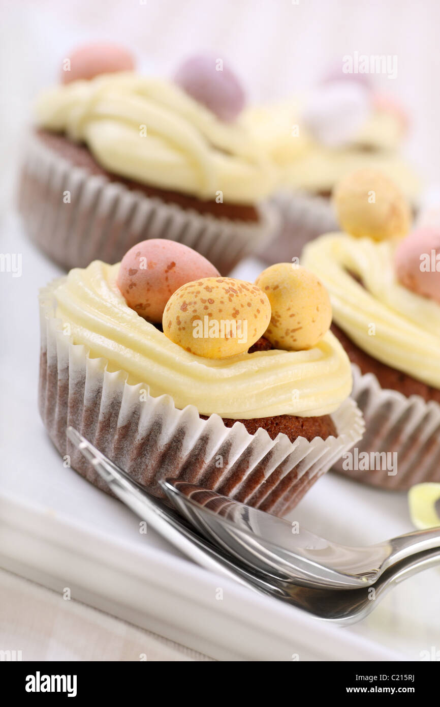 frisch gebackene Oster-Cupcakes mit Vanille Vereisung und Schokoladeneier Stockfoto