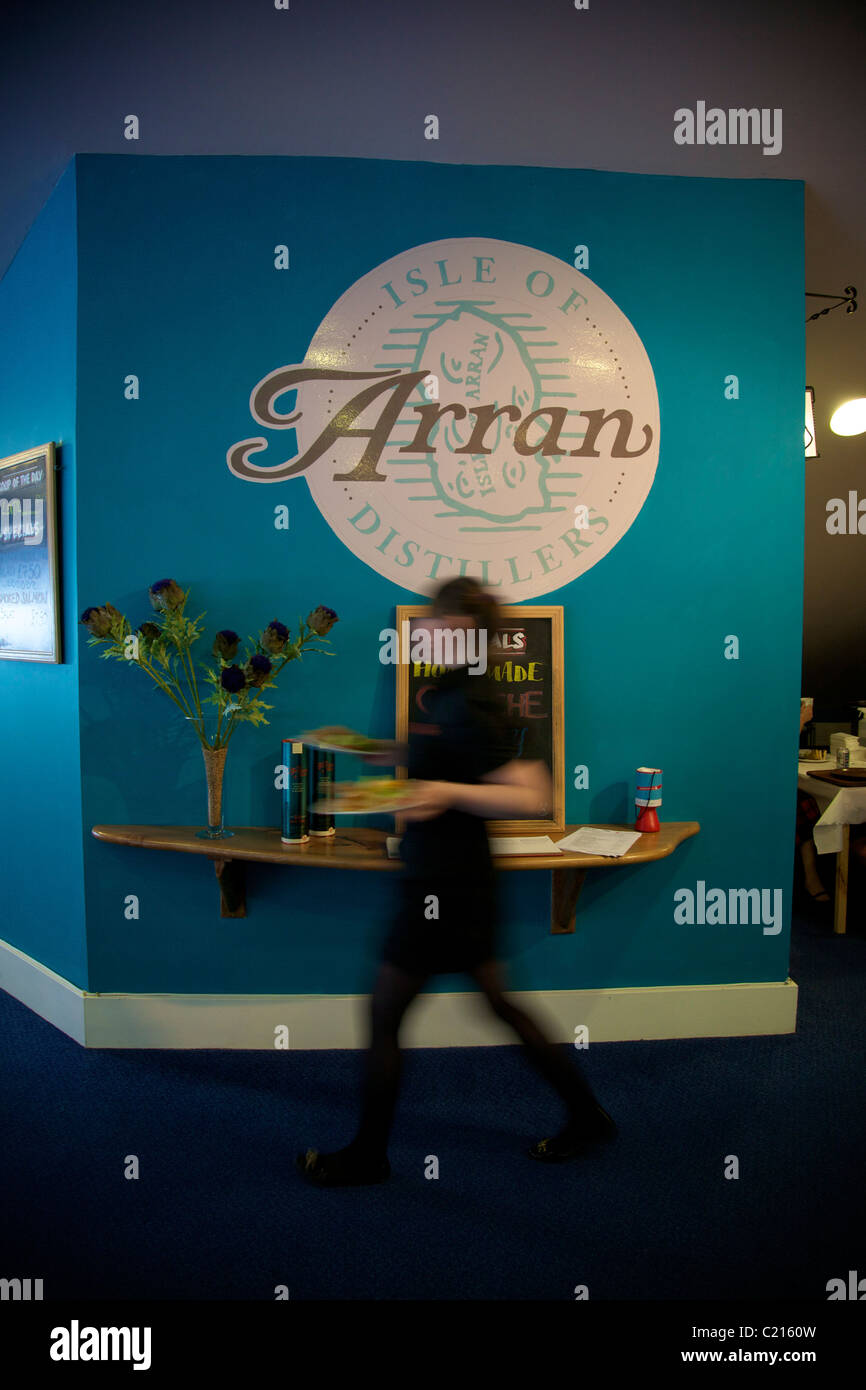 Eine Kellnerin, die Speisen im Restaurant Isle of Arran Distillery. Stockfoto