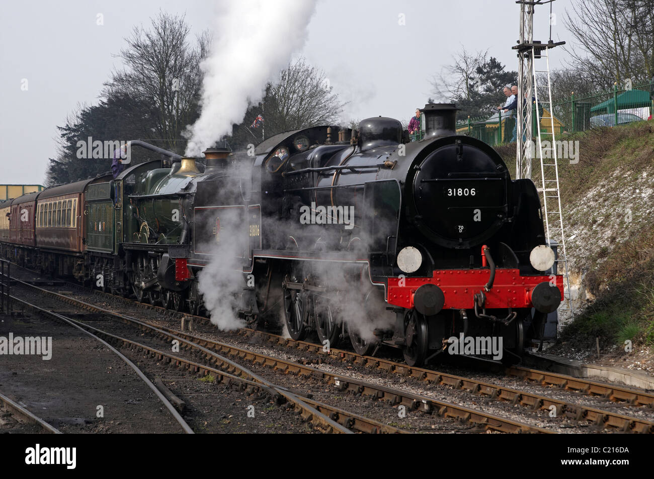 Dampfmaschinen zu verdoppeln, in einem Zug auf der Mid-Hants Eisenbahn, -GWR Pitchford Saal hinter U-Klasse. Stockfoto