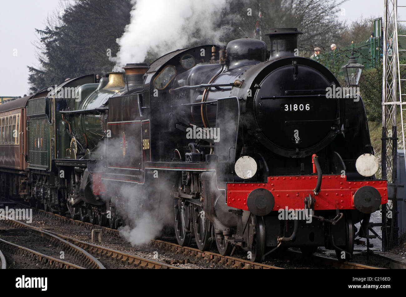 Dampfmaschinen zu verdoppeln, in einem Zug auf der Mid-Hants Eisenbahn, -GWR Pitchford Saal hinter U-Klasse. Stockfoto