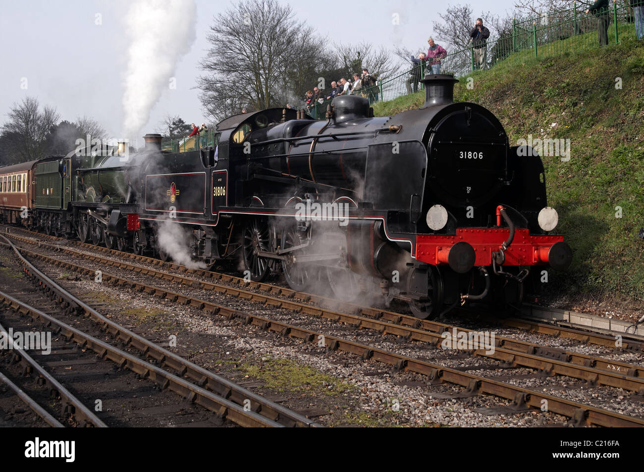 Dampfmaschinen doppelte Richtung einen Zug auf der Mid-Hants Eisenbahn - GWR Pitchford Halle hinter U-Klasse. Stockfoto