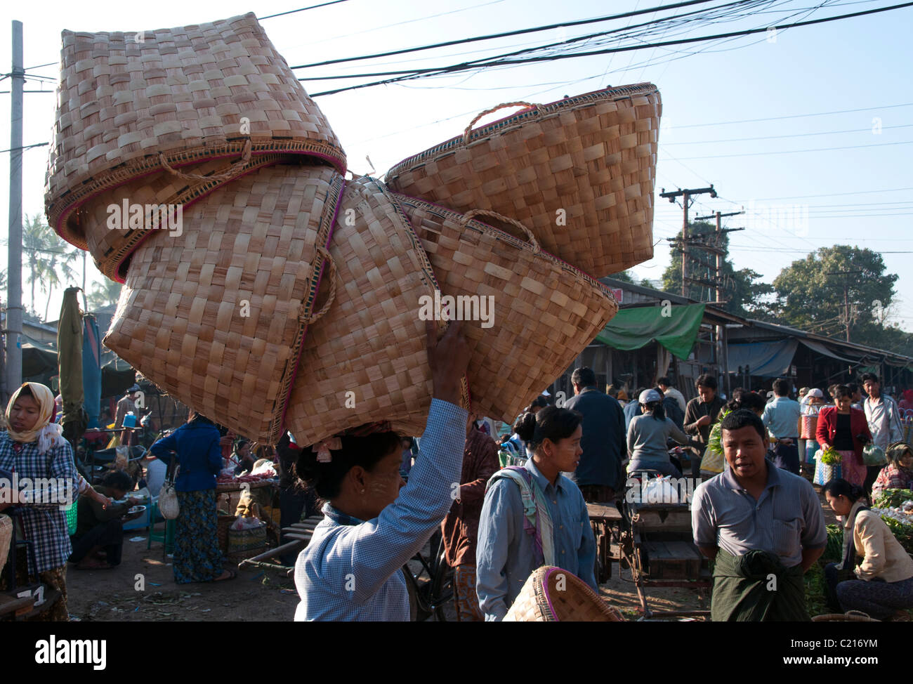 Frau mit Bambus Körbe auf dem Kopf. Zeigyio Markt. Mandalay. Myanmar Stockfoto