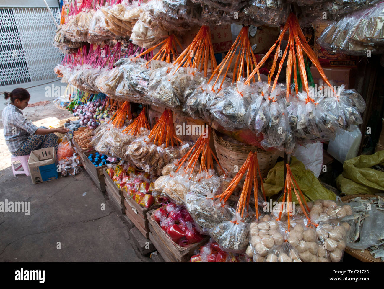 Waren in kleine Plastiktüten zu verkaufen. Zeigyio Markt. Mandalay. Myanmar Stockfoto