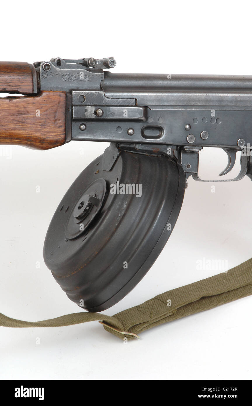 Eine Trommel-Magazin zu einem jugoslawischen M72 (RPK) Maschinengewehr ausgestattet. Stockfoto