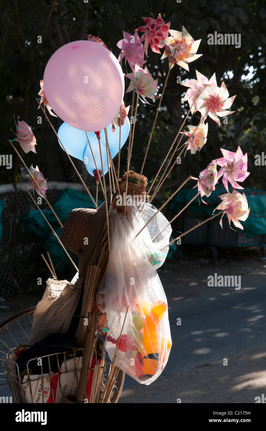 Kinderspielzeug und Luftballons zum Verkauf. Mandalay. Myanmar Stockfoto
