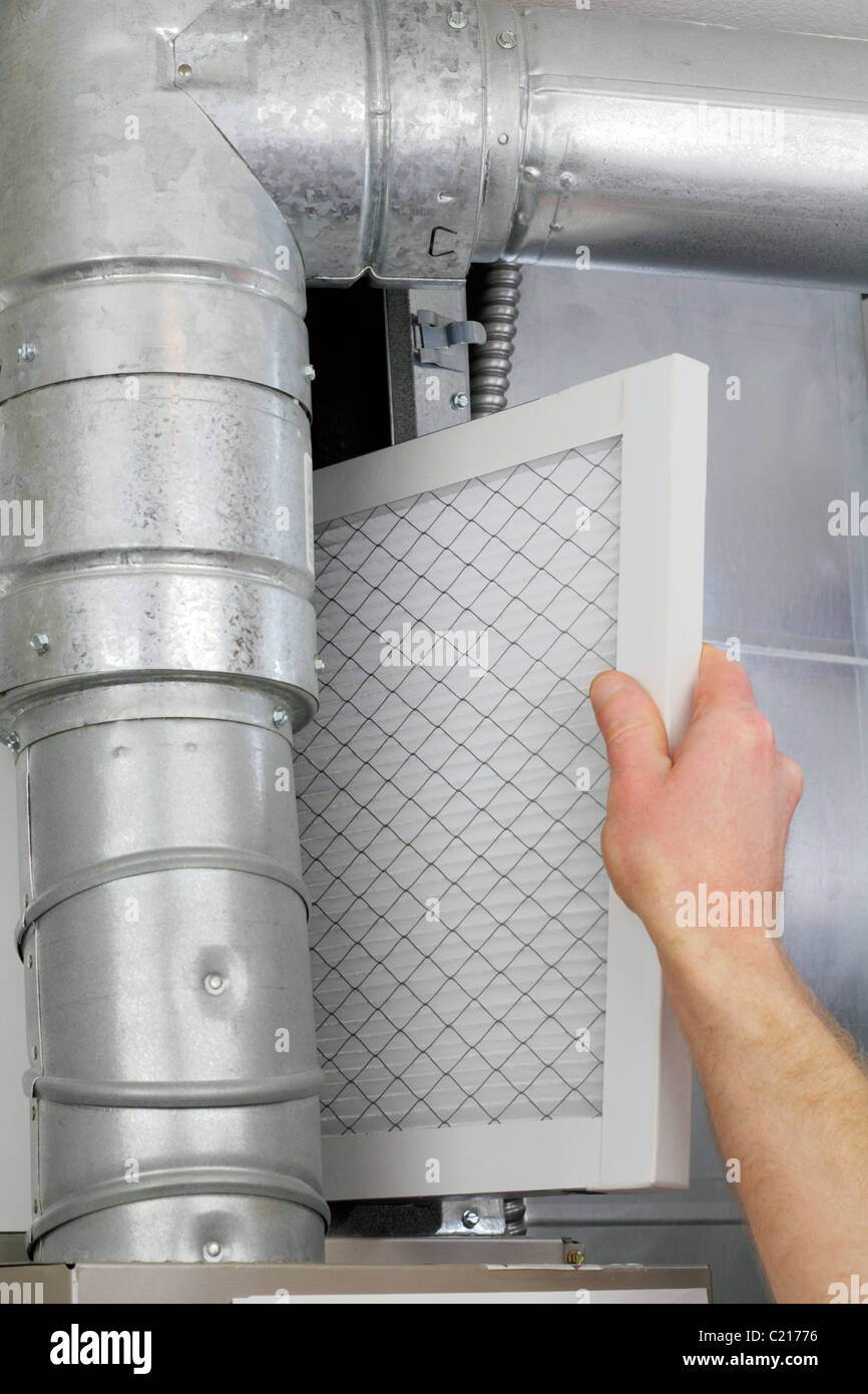 Nach Hause HVAC Haus Ofen Luftfilter durch ein Wartungstechniker ersetzt.  Einweg-Haus Ofen Luftfilter in zentrale Luft Ofen zu ersetzen  Stockfotografie - Alamy
