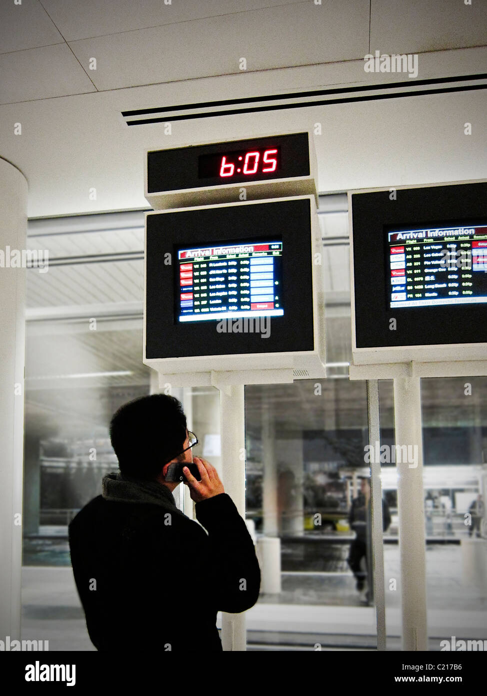 Mann überprüfen Airline Status Monitore am internationalen Flughafen San Francisco, Kalifornien, USA Stockfoto