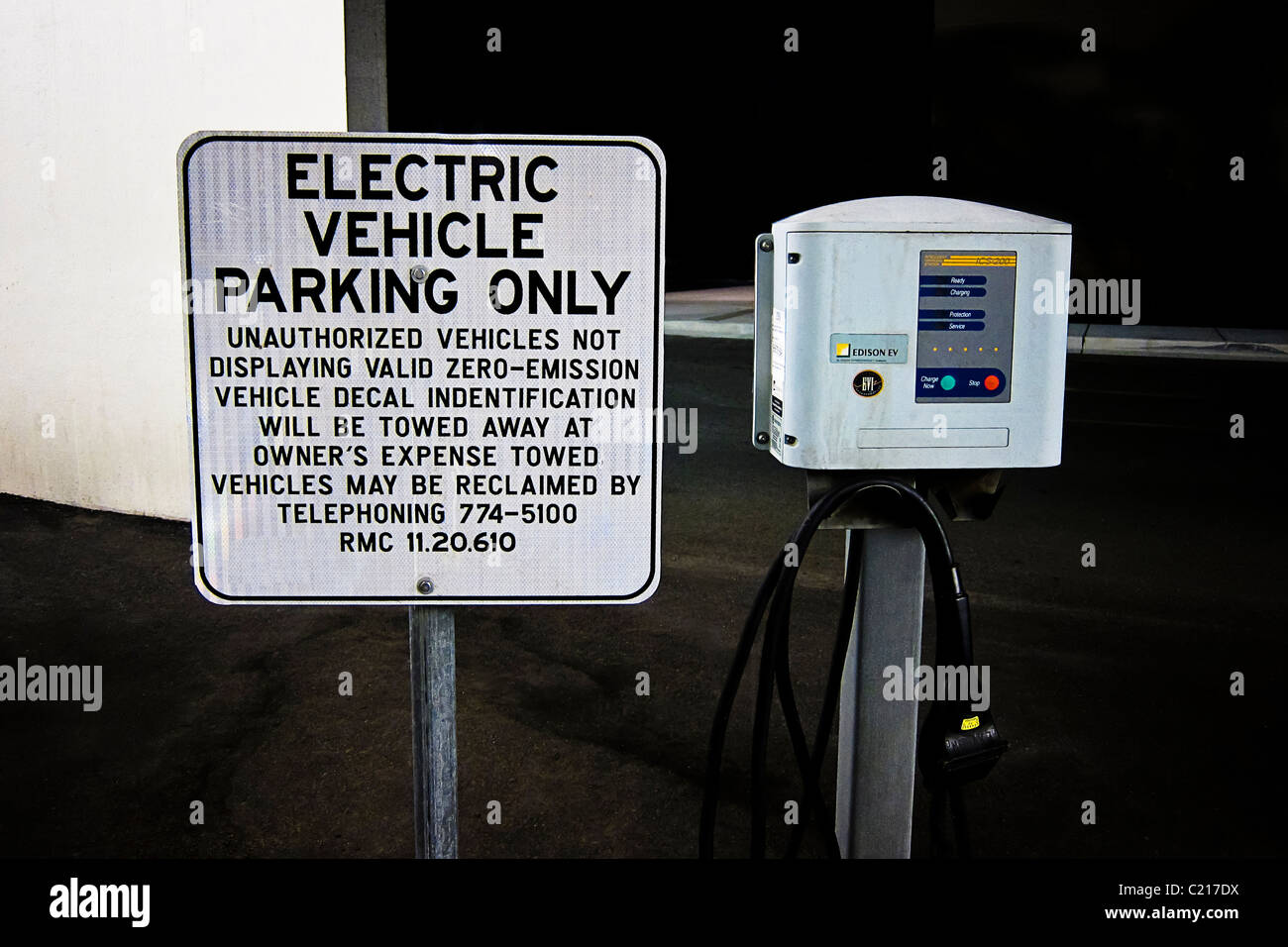 Elektrofahrzeug Ladestation in einem California-Einkaufszentrum-Parkhaus. Stockfoto