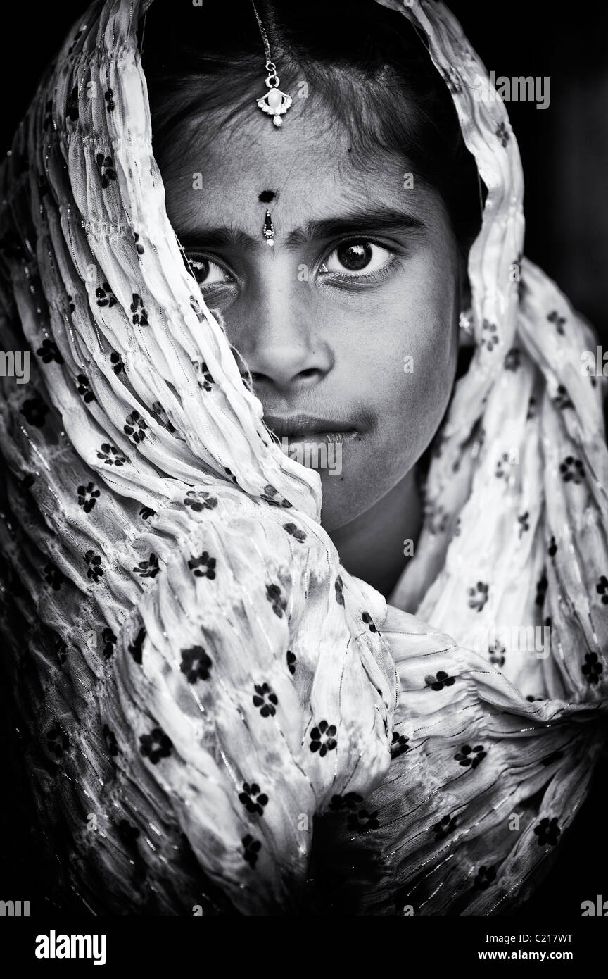 Glücklich indische Mädchen trägt einen schwarzen Schal. Monochrom Stockfoto