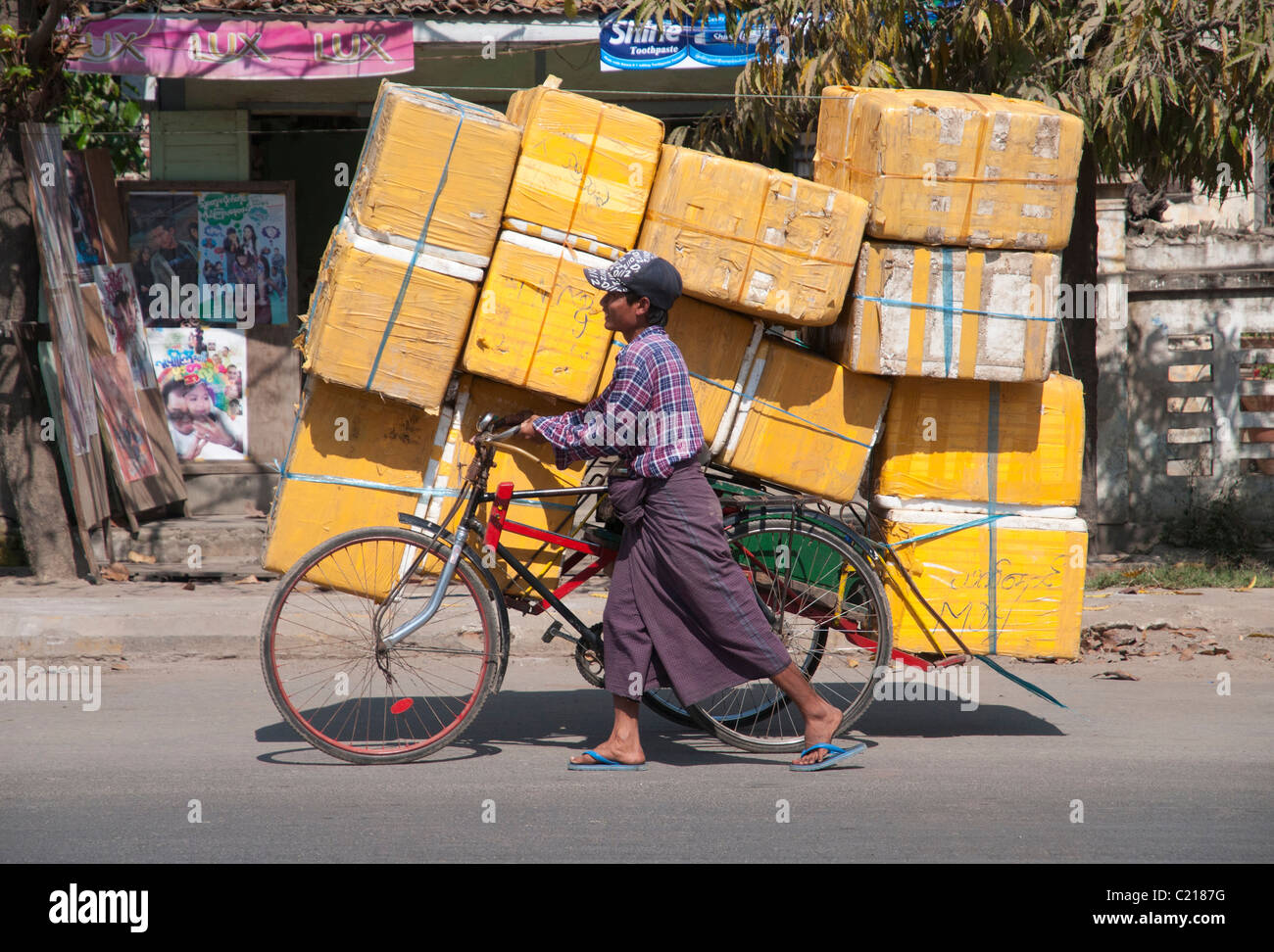 Rikscha Transport von großen Behältern. Mandalay. Myanmar Stockfoto