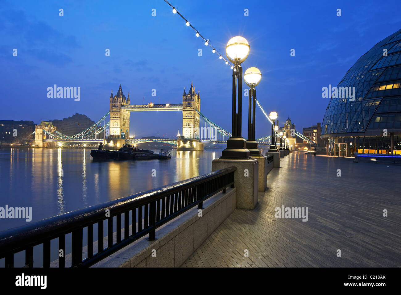 Tower Bridge bei Nacht an der Themse, London Stockfoto