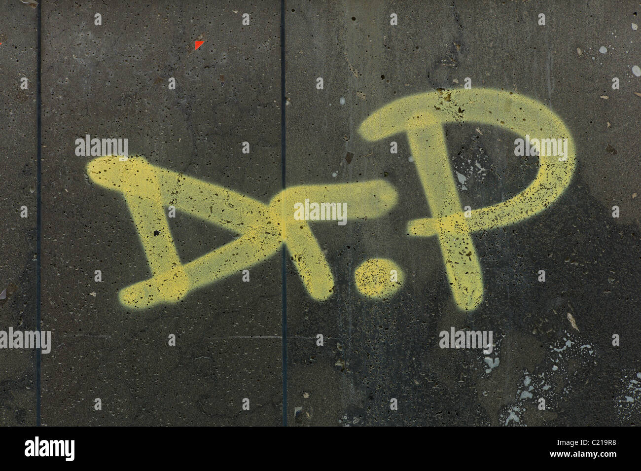Markieren Sie 'Dr. P' auf einer dunklen Wand eines Gebäudes von der Reichenbachstraße in München Stockfoto