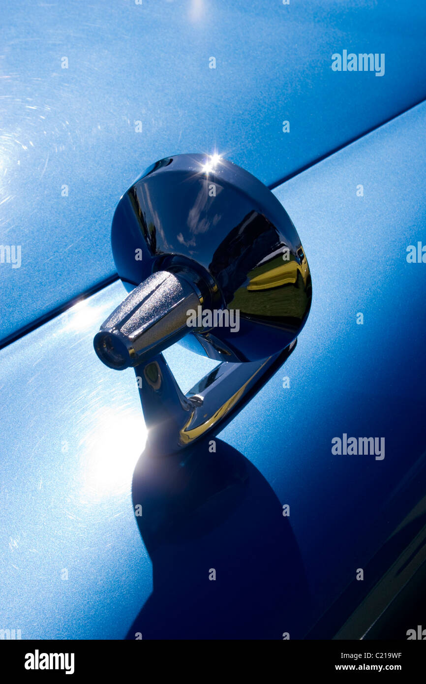 Auto Körper Arbeit Panel Glanz schimmern blau grün Daimler Flügel Spiegelchrom reflektieren Formen Formen gepresste Stahlprofil Symbol Abzeichen Biegung Stockfoto