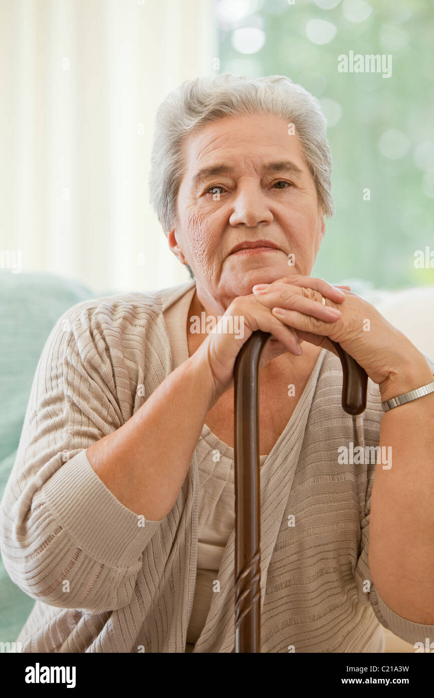 Ältere Frau mit ihrem Gehstock Stockfoto