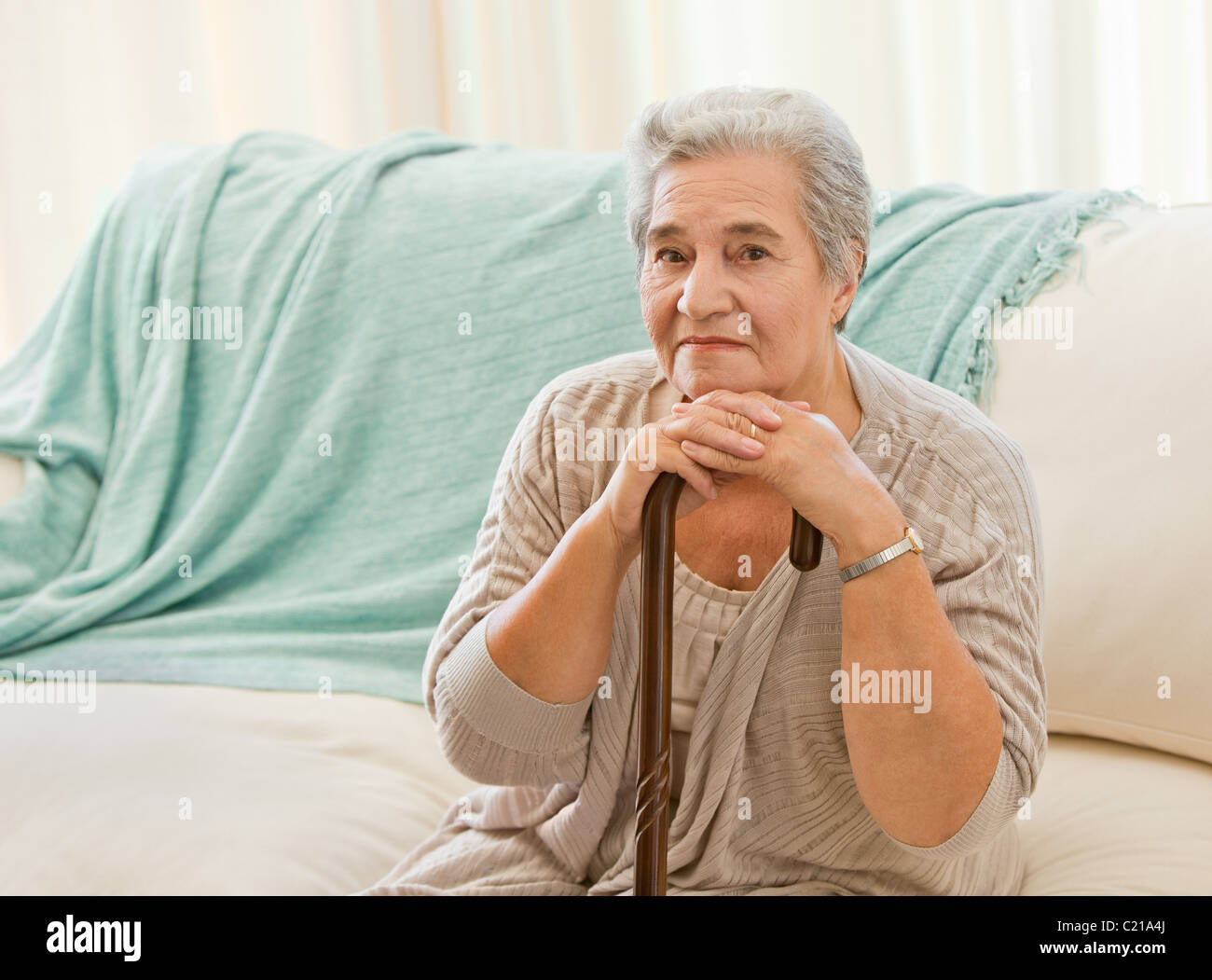 Ältere Frau mit ihrem Gehstock Stockfoto