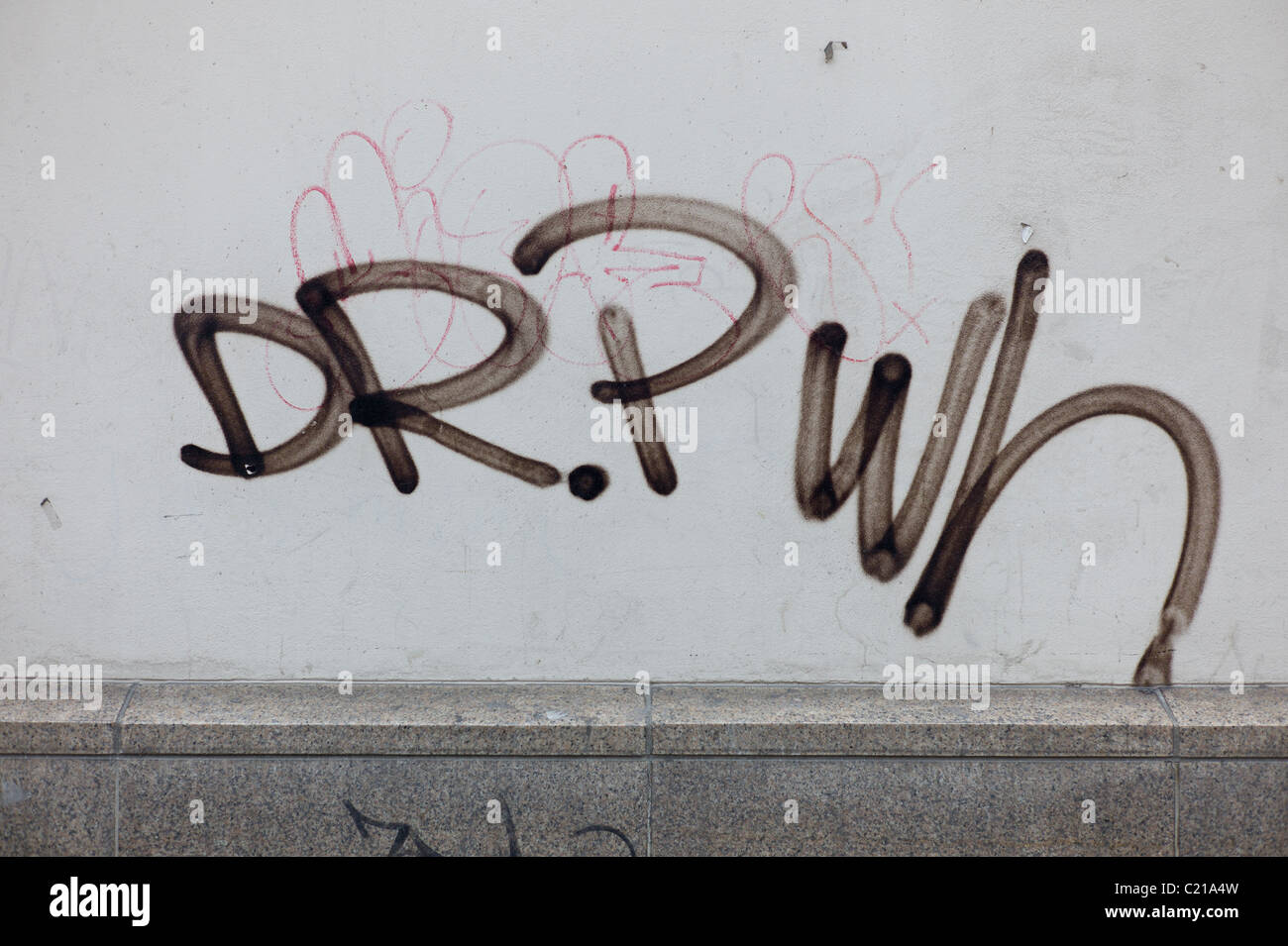 Markieren Sie "Dr. Pwh" auf einer weißen Wand eines Gebäudes im Gärtnerplatzviertel in München Stockfoto